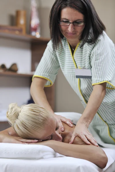 Trattamento massaggio schiena donna — Foto Stock