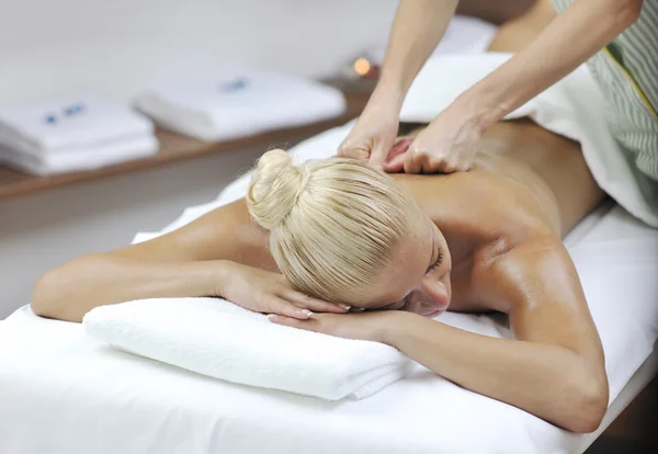 Vrouw terug massage behandeling — Stockfoto