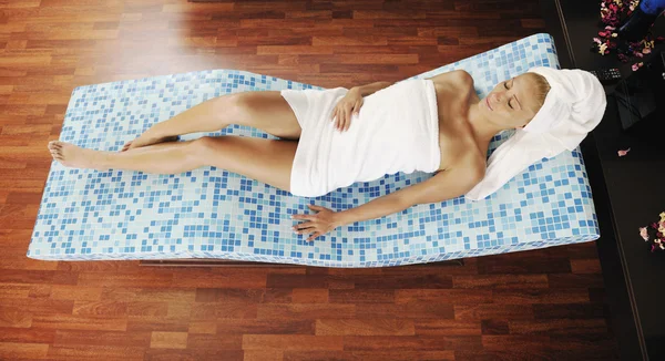 Vrouw ontspannen bij spa en wellness — Stockfoto