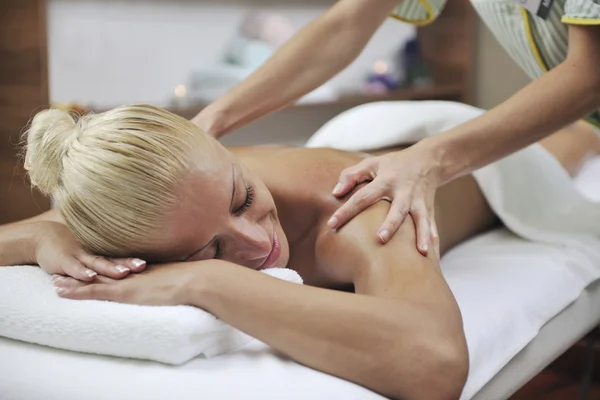 Жінка в спа і оздоровчий масаж спини — стокове фото