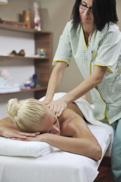 Femme au spa et massage du dos bien-être — Photo