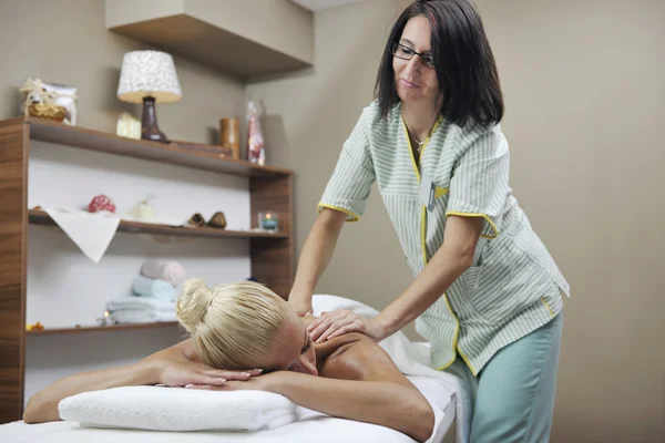 Жінка в спа і оздоровчий масаж спини — стокове фото