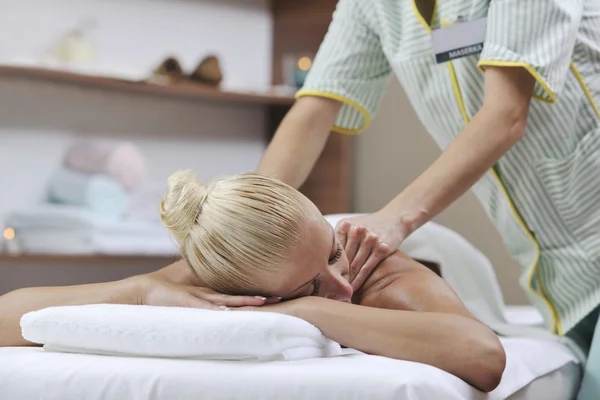 Женщина в спа и оздоровительный массаж спины — стоковое фото