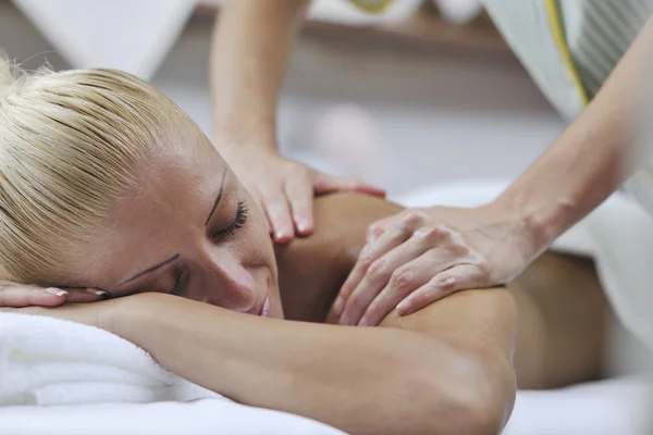 Kobieta w spa i centrum odnowy biologicznej, masaż pleców — Zdjęcie stockowe