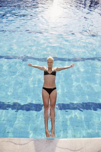 Mulher relaxar e beber coquetel na piscina — Fotografia de Stock