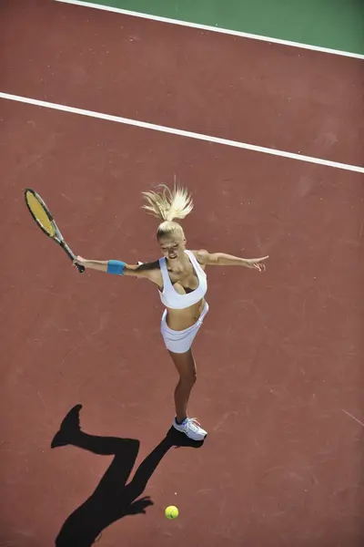 Молода жінка грає в теніс — стокове фото