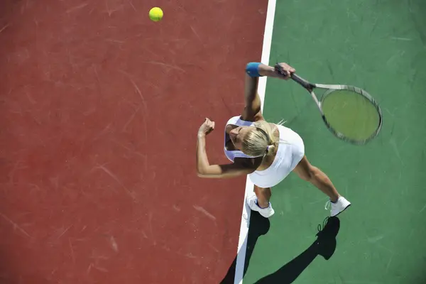 Jovem mulher jogar tênis — Fotografia de Stock
