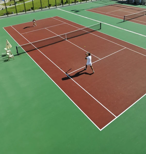 Mutlu genç bir çift açık tenis oyunu oyna — Stok fotoğraf