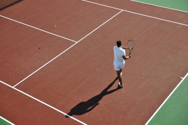 genç adam play Tenis açık