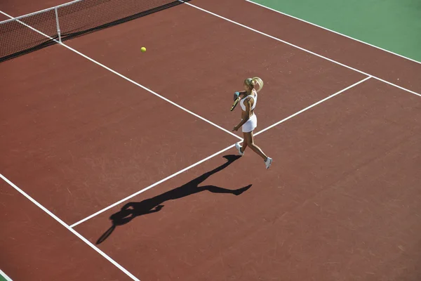 年轻女子打网球 — 图库照片