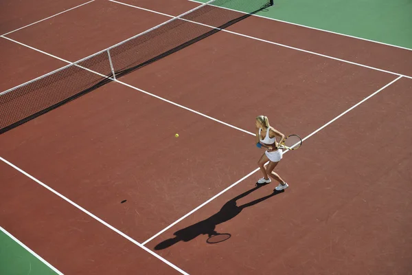 Молодая женщина играет в теннис — стоковое фото