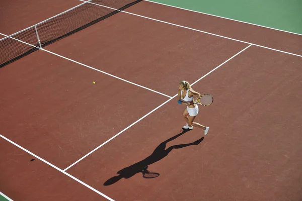 젊은 여자 플레이 테니스 — 스톡 사진