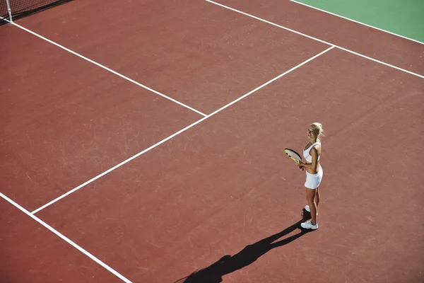 Jeune femme jouer au tennis — Photo