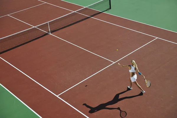 Ung kvinna spela tennis — Stockfoto