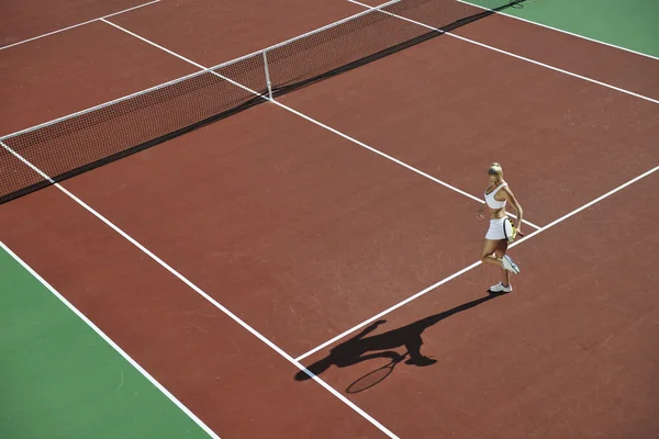 Νεαρή γυναίκα παίζουν τένις — Φωτογραφία Αρχείου