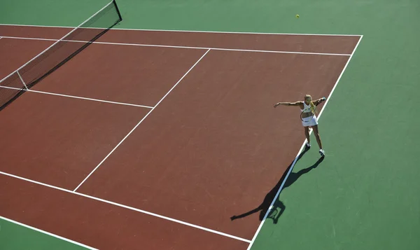 Giovane donna giocare a tennis — Foto Stock