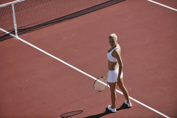 Jonge vrouw play tennis — Stockfoto