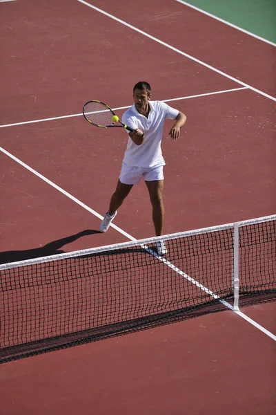 Jovem jogar tênis ao ar livre — Fotografia de Stock