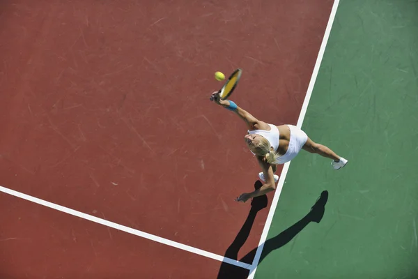 Jovem mulher jogar tênis — Fotografia de Stock
