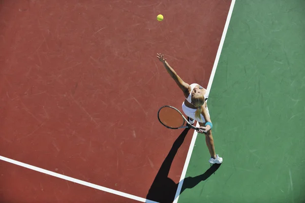 젊은 여자 플레이 테니스 — 스톡 사진