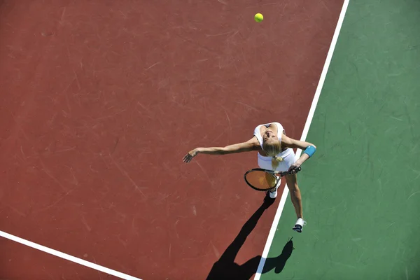 Νεαρή γυναίκα παίζουν τένις — Φωτογραφία Αρχείου