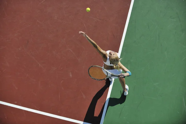 Jonge vrouw play tennis — Stockfoto
