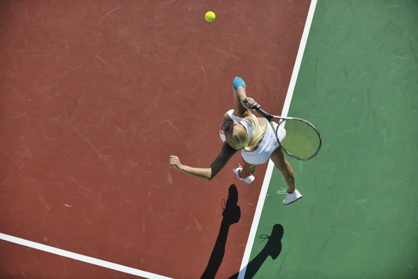 Jeune femme jouer au tennis — Photo