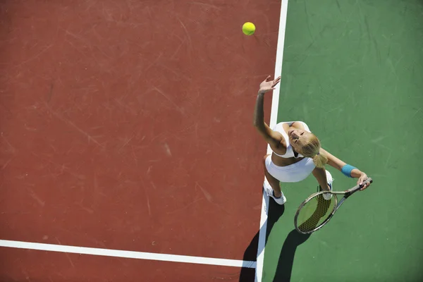 Jeune femme jouer au tennis — Photo
