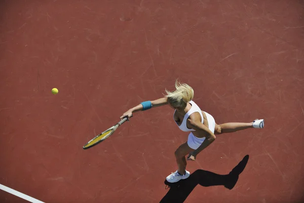 Mujer joven jugar tenis — Foto de Stock