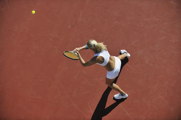 Mujer joven jugar tenis —  Fotos de Stock
