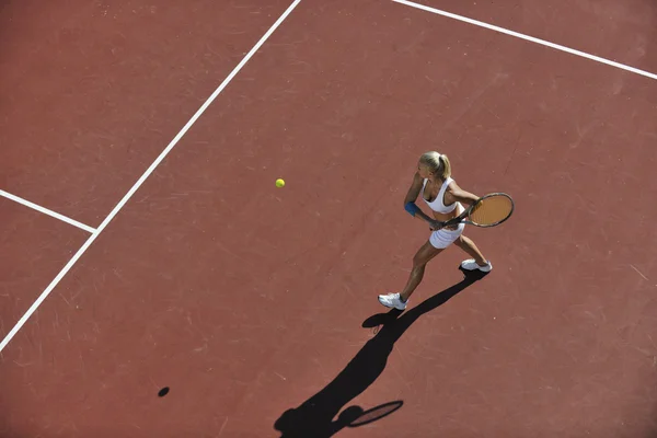 Junge Frau spielt Tennis — Stockfoto