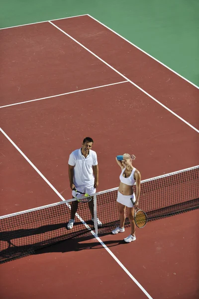 Szczęśliwa młoda para Zagraj gry w tenisa odkryty — Zdjęcie stockowe