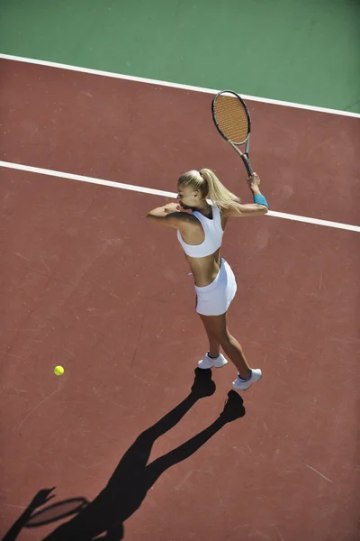 Mujer joven jugar tenis — Foto de Stock