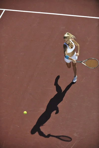 Mujer joven jugar tenis —  Fotos de Stock
