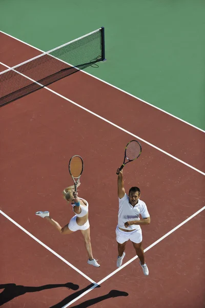 Feliz joven pareja jugar al tenis juego al aire libre —  Fotos de Stock