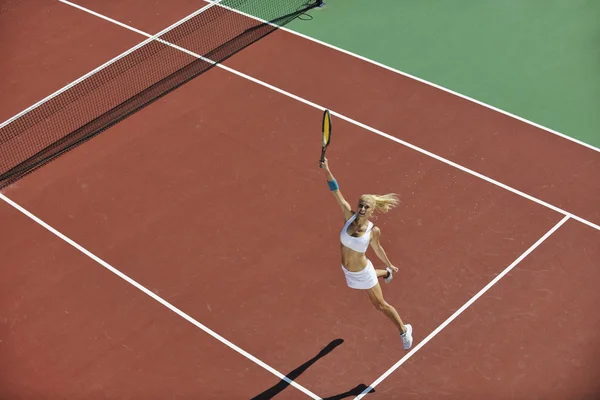 Ung kvinna spela tennis — Stockfoto