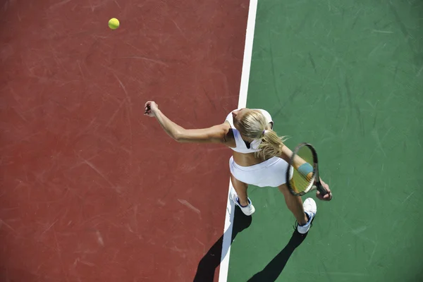 若い女性のテニス — ストック写真