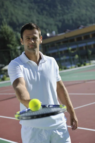 若い男テニス屋外 — ストック写真