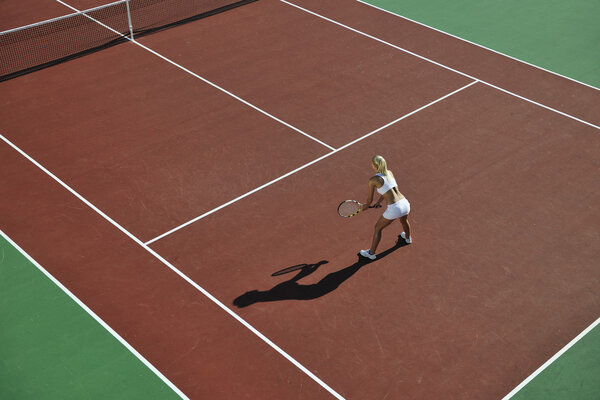 Молодая женщина играет в теннис
