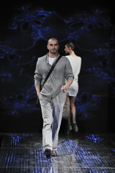 Mannelijk model op fashion show — Stockfoto