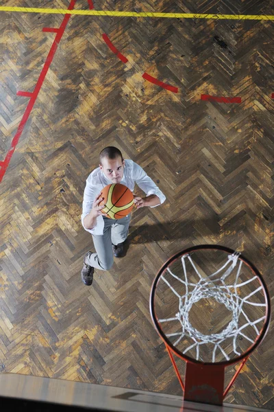 Uomo d'affari che tiene palla da basket — Foto Stock