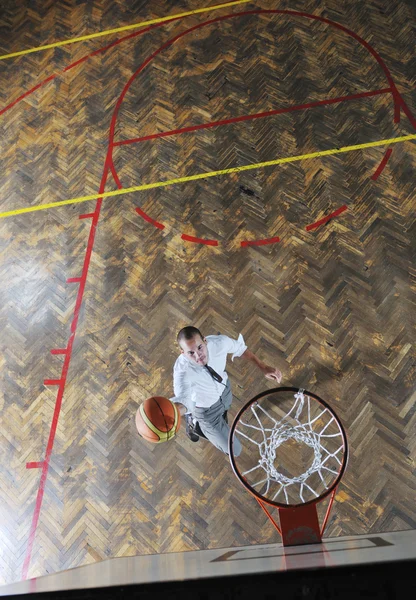 Uomo d'affari che tiene palla da basket — Foto Stock