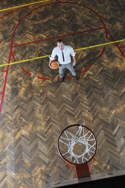 Empresário segurando bola de basquete — Fotografia de Stock