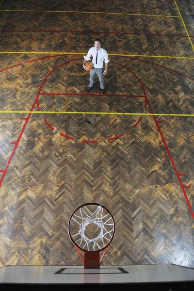 Бізнесмен тримає баскетбол — стокове фото