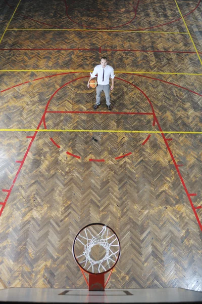 Empresario sosteniendo pelota de baloncesto —  Fotos de Stock