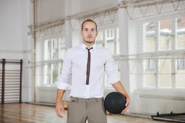 Biznesmen posiadający piłkę do koszykówki — Zdjęcie stockowe