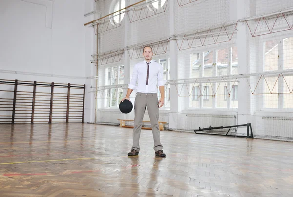 Επιχειρηματίας που έχει μπάλα μπάσκετ — Φωτογραφία Αρχείου