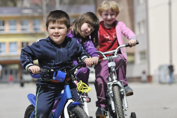 Ευτυχισμένη παιδική ομάδα μάθηση προς το αυτοκίνητο ποδήλατο — Φωτογραφία Αρχείου