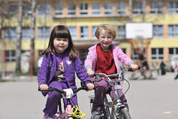 Feliz grupo de niños aprendiendo a conducir bicicleta — Foto de Stock