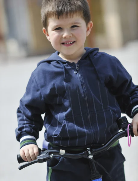Boldog gyermek csoport tanulás drive kerékpár — Stock Fotó